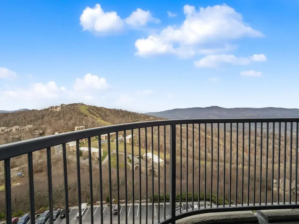 Uhost AI 2BR Condo w Balcony Great Views