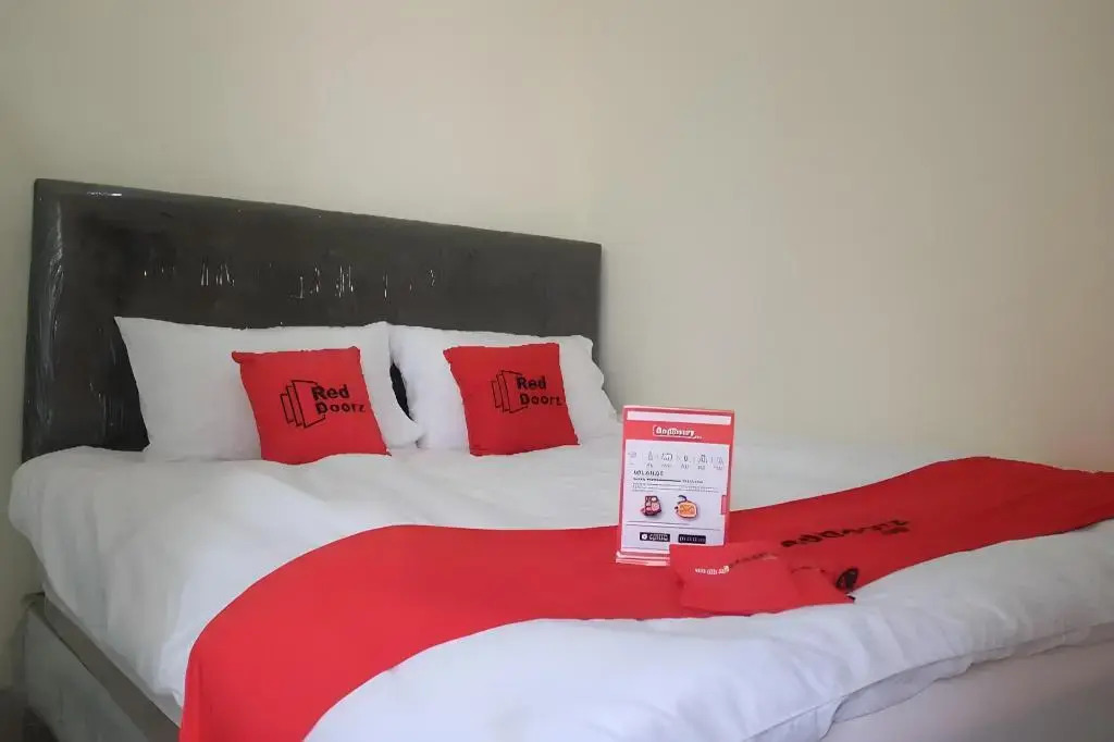 RedDoorz Plus near Mall Ciputra Jakarta