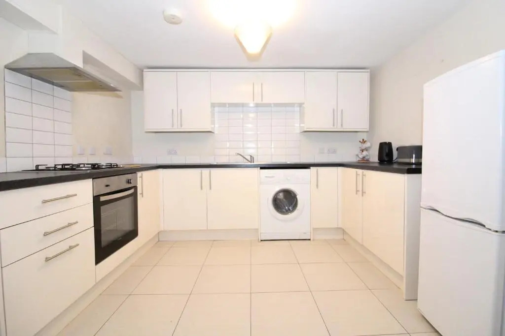 Central Modern Apartment with Free Parking And Private Garden