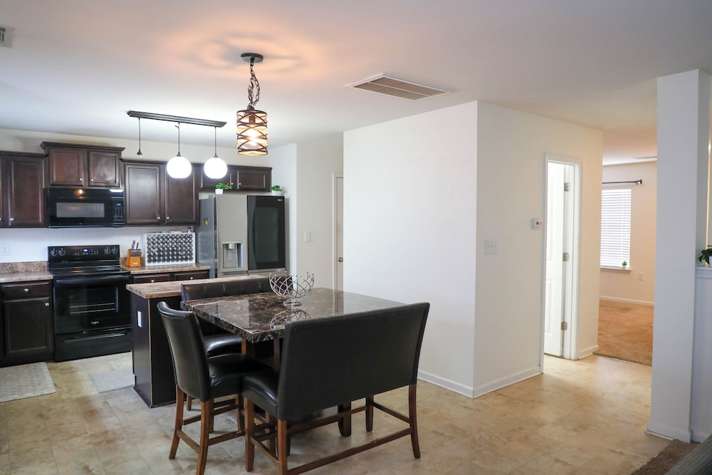 Modern 4 Bedroom Home Near Uptown