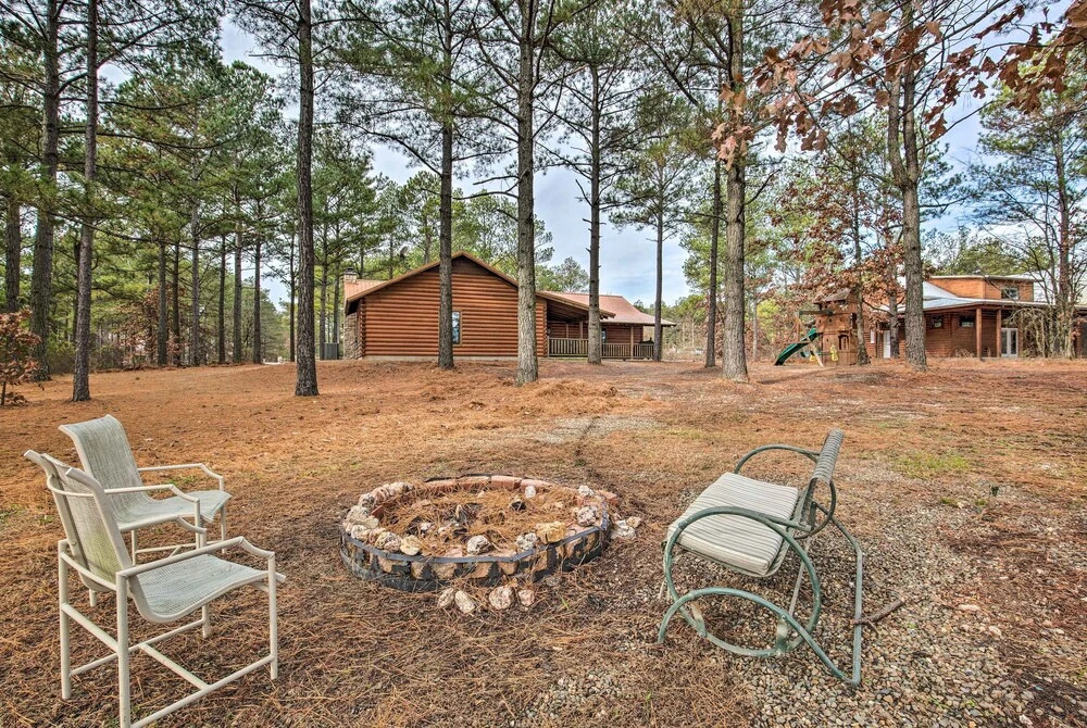 Broken Bow Cabin w/ Hot Tub & Deck - 4 Mi to Lake!