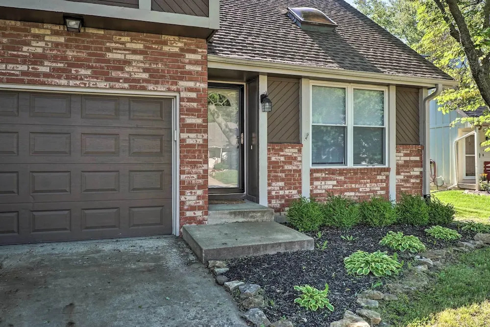 Modern Townhome w/ Fireplace: Near Stoll Park