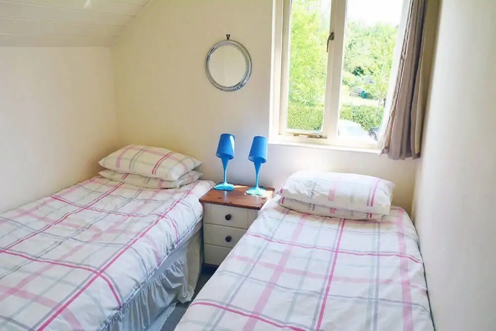 Pet-friendly lakeside house on Spring Lake in the Cotswold Water Park
