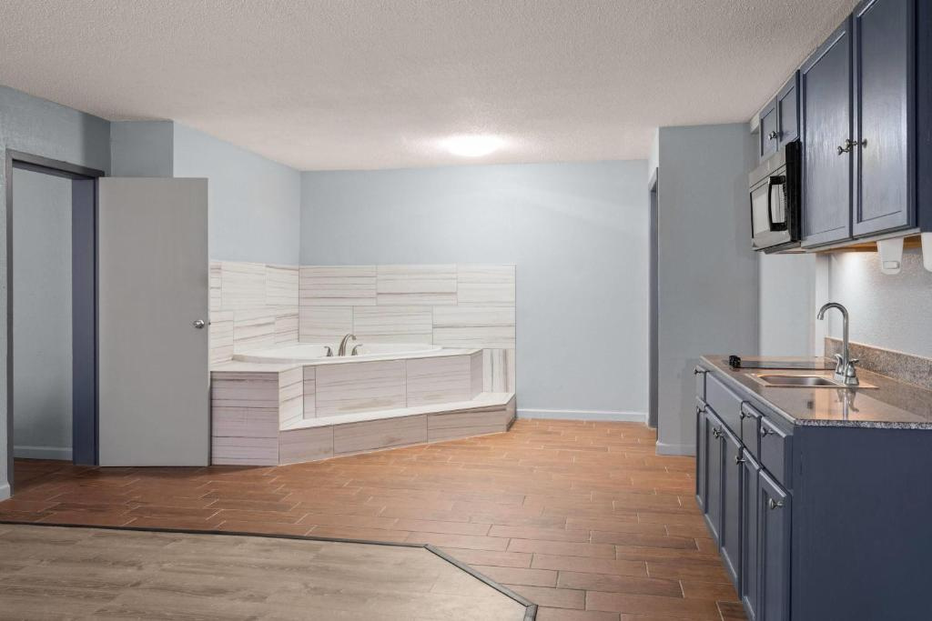 Super 8 by Wyndham Fort Wayne
