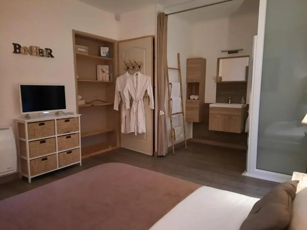 15min de la Cité de Carcassonne dans petit village, chambre au calme, petit-déjeuner et jacuzzi en supplément
