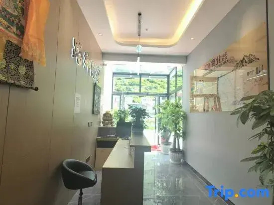 Kangding Luxiang Suisu Homestay (Qingge Square)