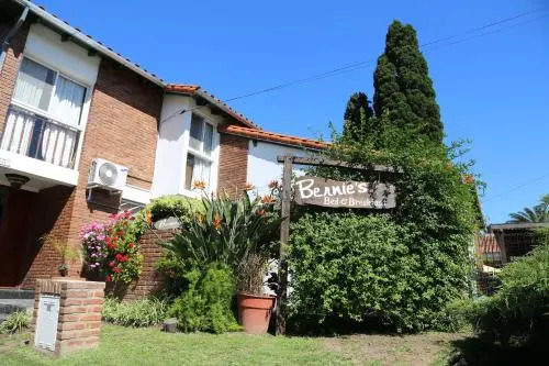 Bernies Bed & Breakfast , A 3 KILOMETROS DEL AEROP EZEIZA, VAN ,IN-OUT, FREE EZEIZA AIRPORT