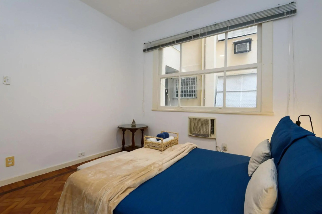 Omar do Rio - TN 239/301: Grande Apartamento p/ Até 10 pessoas, Internet 240mbps, Workstation, Smart TV, 100 metros do Metrô e 500metros da Praia de Copacabana