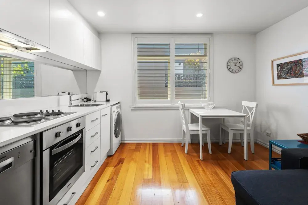 Convenient Apartment in Heart of Carlton