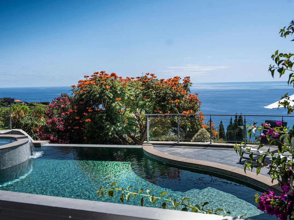 Lovingly restored old villa, heated pool, garden, sea views | Quinta Girassol