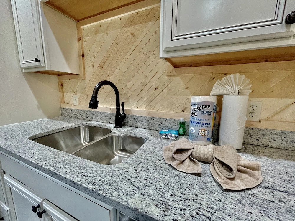 Bearly Behaving 2 Bedroom Cabin by RedAwning