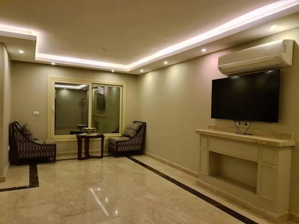 Spacious Executive Luxury Apartment With Balcony