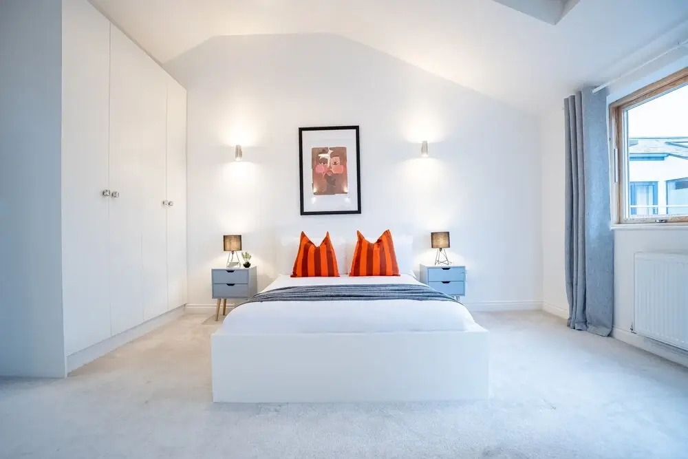 4 Bed Modern Home Balcony & Free Parking