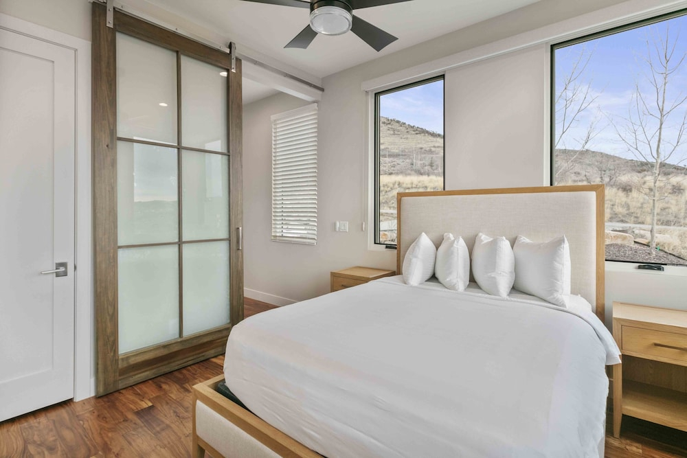 Easy East Village Ski Access Hot Tub 5br 5 Bedroom Home