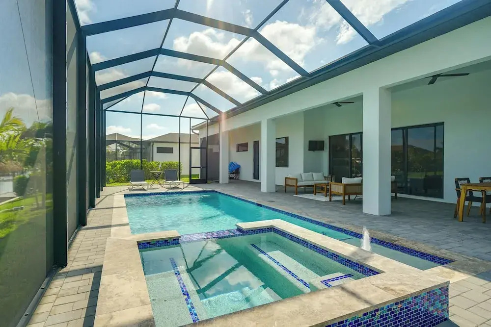 Pool & Outdoor Kitchen: Waterfront Cape Coral Home