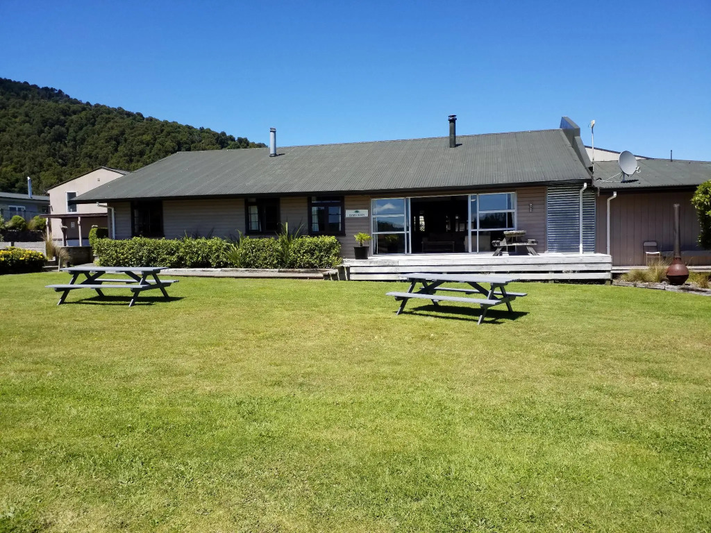The Crossing Lodge & Backpackers