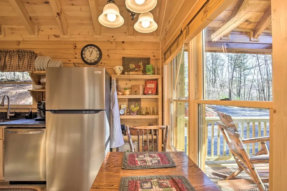 Cherry Log Couples Cabin Near Hiking & Waterfalls