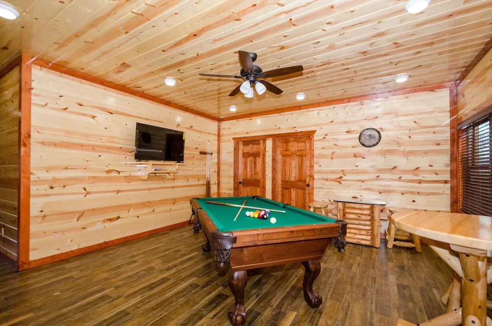 SmokyStays 6 BR Cabin w Indoor Heated Pool