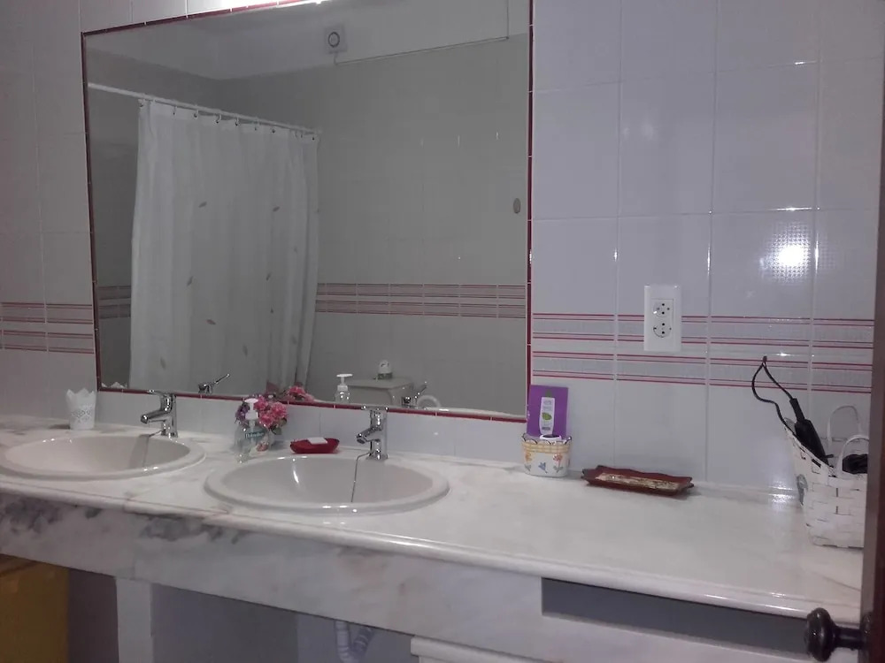1-bed Apartment in Oura, Near the Aveiros Beach