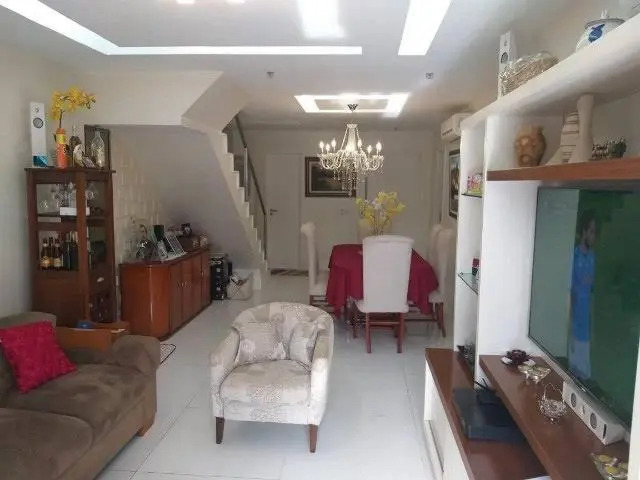 Casa com 4 quartos e piscina