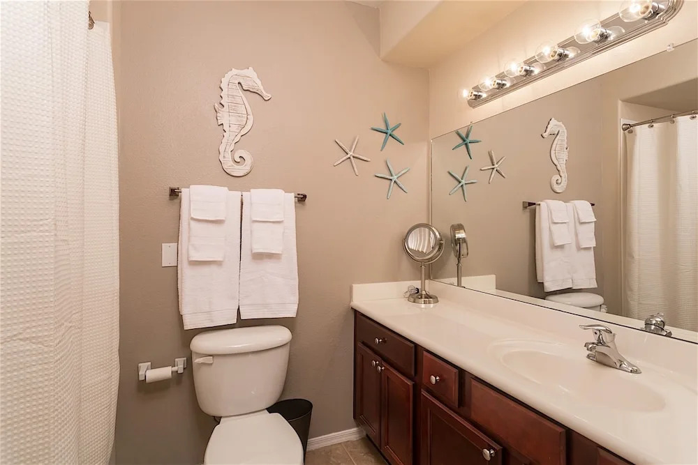 Canuck Condo 2 BR by Casago
