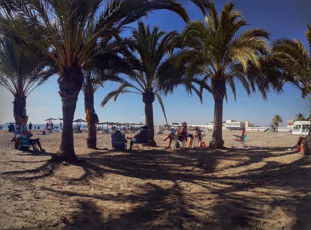 2 bedroom's flat on the beach, City center, 1 line