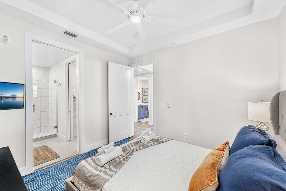 Harbor Island Beach Club - Luxury Waterfront Apartments with Views Pool Dock Private Beach Access
