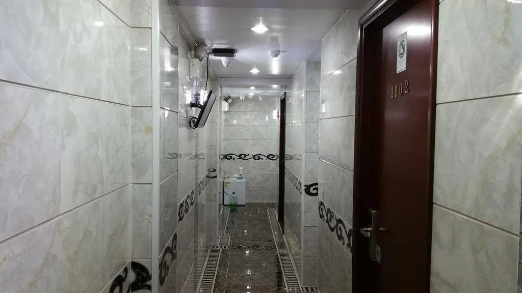Gold Sparrow Hotel