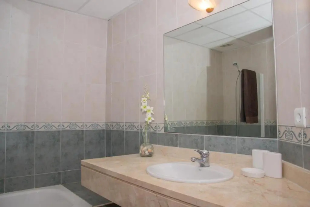 La Duquesa, greatly located 1 bedroom apartment in desirable urbanization, backing to Golf course near the beach LA312