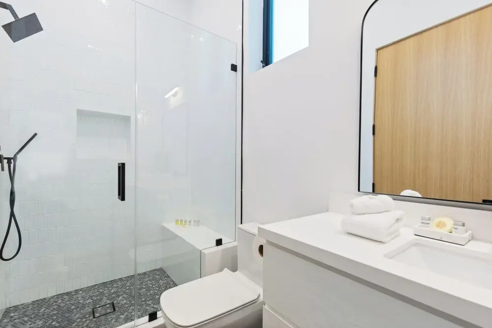 Melvin - Modern Contemporary Estate w/ Backyard + Pool & Spa