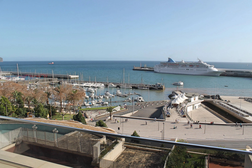 Overlooking the Marina, central location | Petronella Marina Apartment