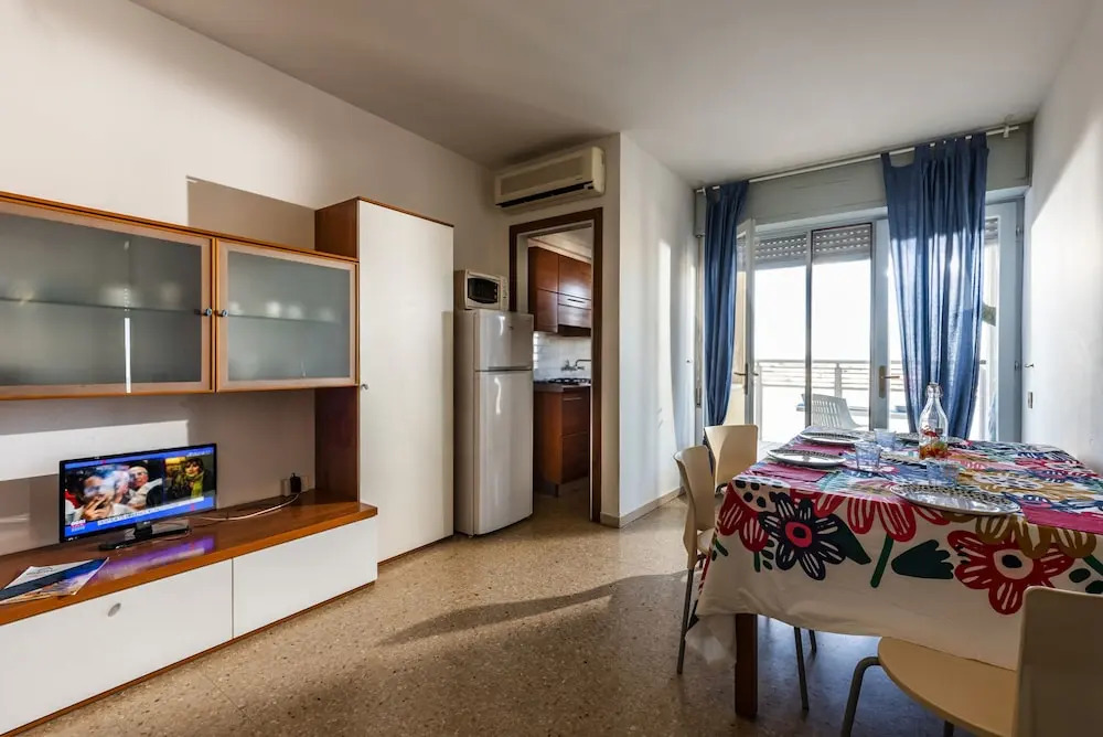 Inviting Apartment With Lateral sea View