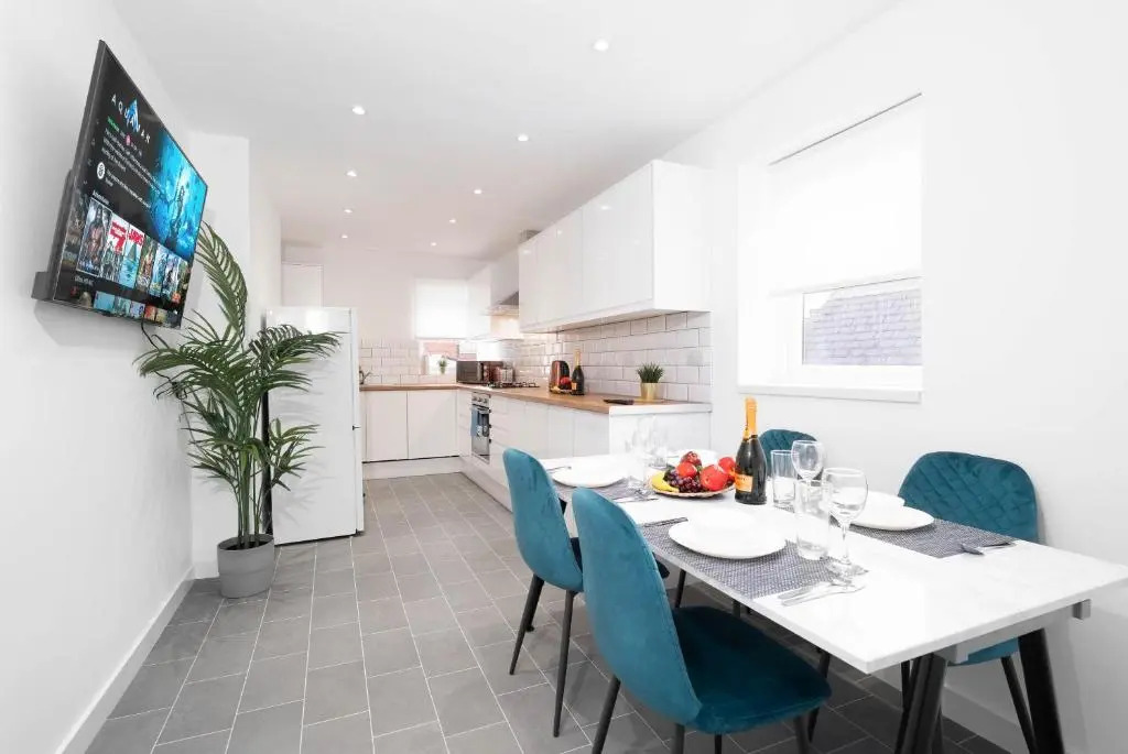 Luxury Six En-Suite Bedroom Apartment - Smart TV's - WIFI - TOP RATED