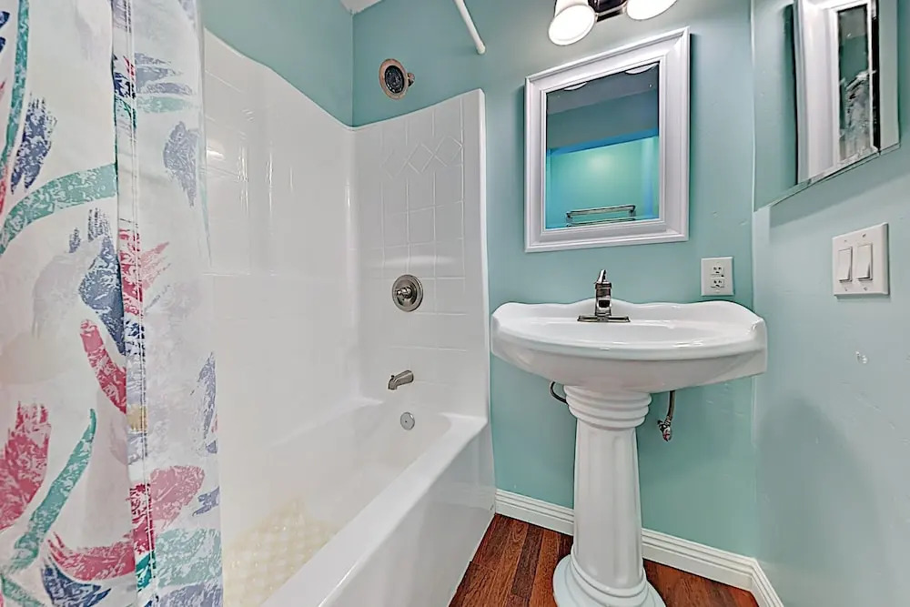 Corner Lot Gem W/ Hot Tub & Grill, Next To Shuttle 4 Bedroom Hotel Room