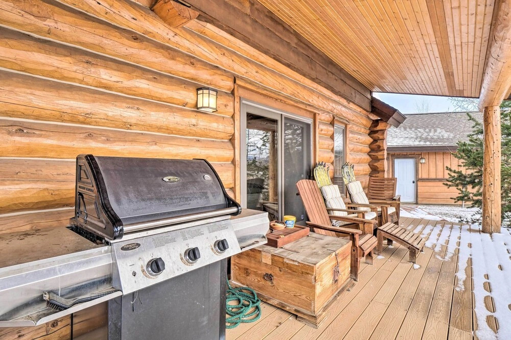 Mountain Views & Fire Pit: Granby Retreat!