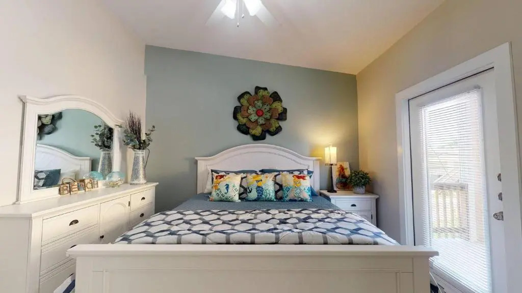 BC101 New Townhome, Heated Pool, 1 Minute Drive to Beach
