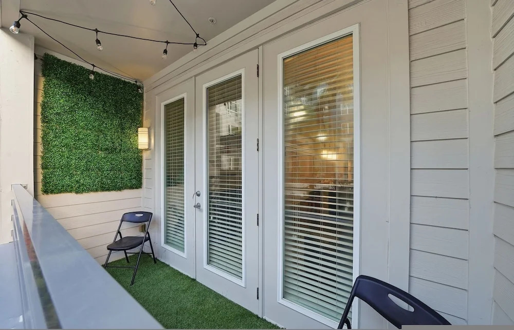 Stylish 2BR w Pool Pet-friendly Unit 13