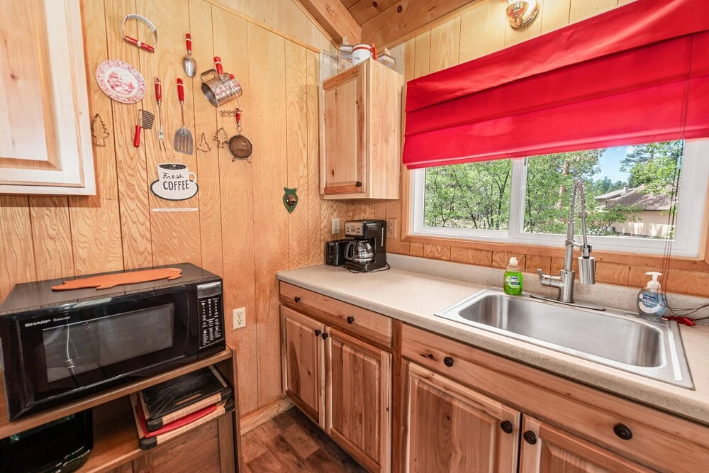 Knotty Pine Chalet - 2br/1ba/walk To Lake And Village/fireplace/wifi/smarttv/barbeque/fencedyard 2 Bedroom Chalet