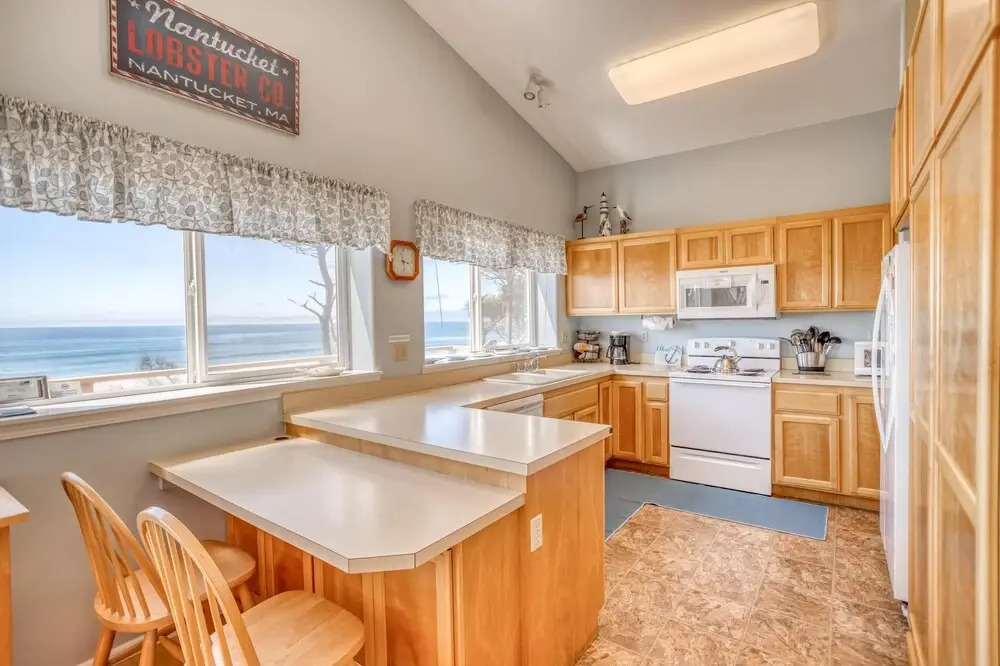 Oceanview Hot Tub and Cozy Bonus Room - Charming Coastal Retreat