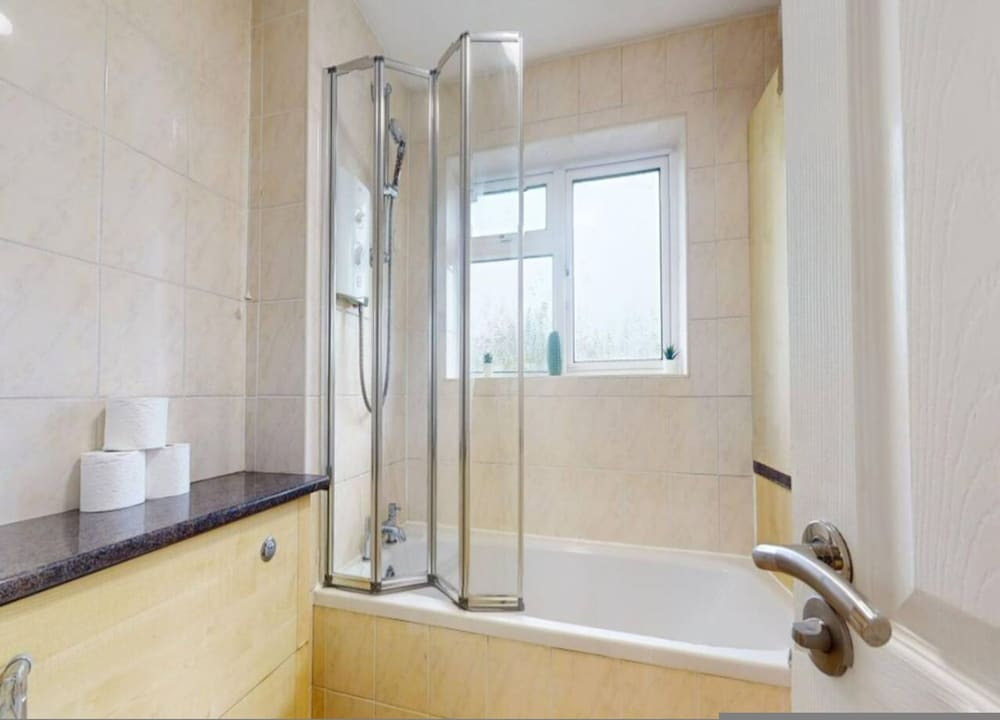 Comfort Stay Slough 3BR Home for Groups Families