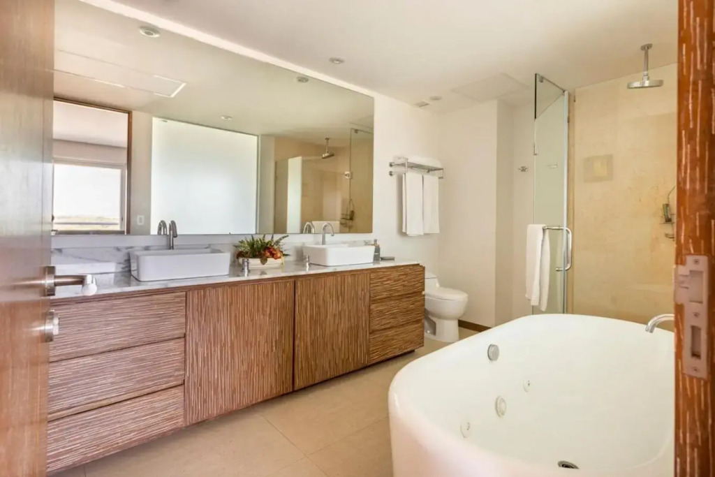 NV 4L Peninsula Beach Front and ocean view