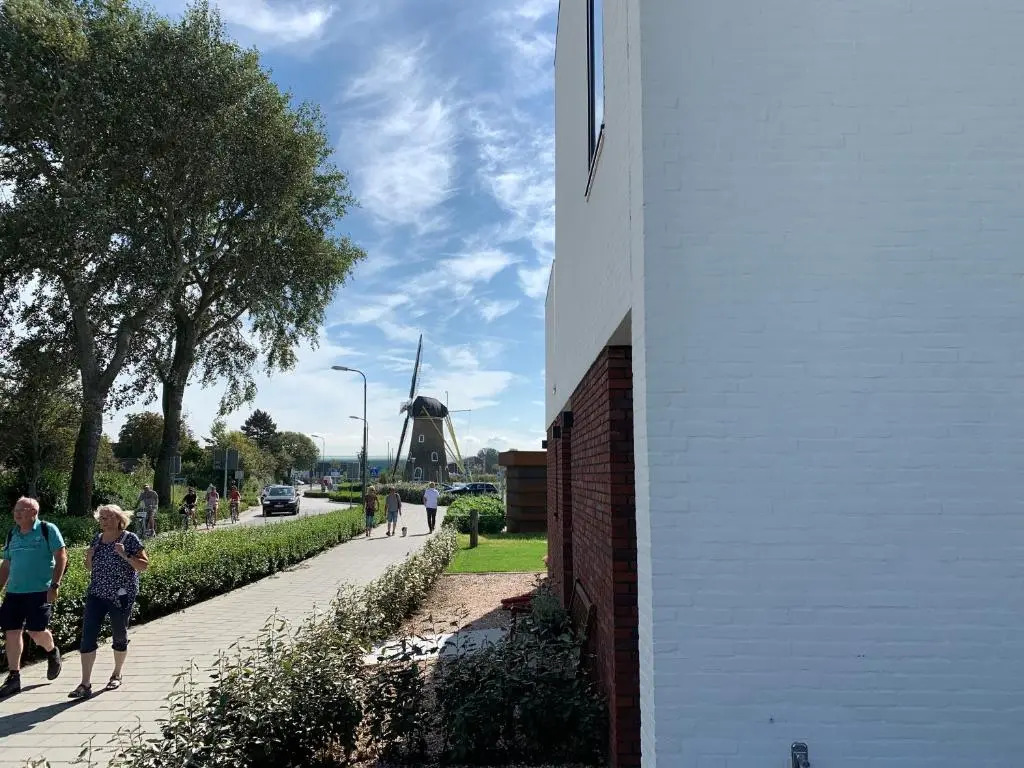 Roosjesweg 2 Gastenkamer met parkeerplaats en terras EG