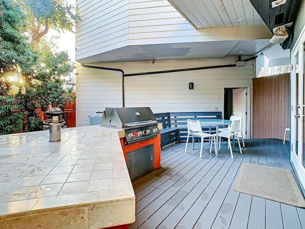 Ground Floor In Venice Near The Beach 3 Bedroom Home by RedAwning