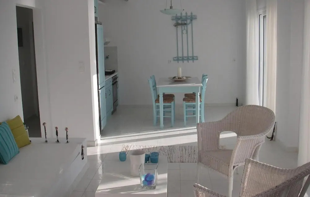 2 Bedroom Lovely Home In Kalamata