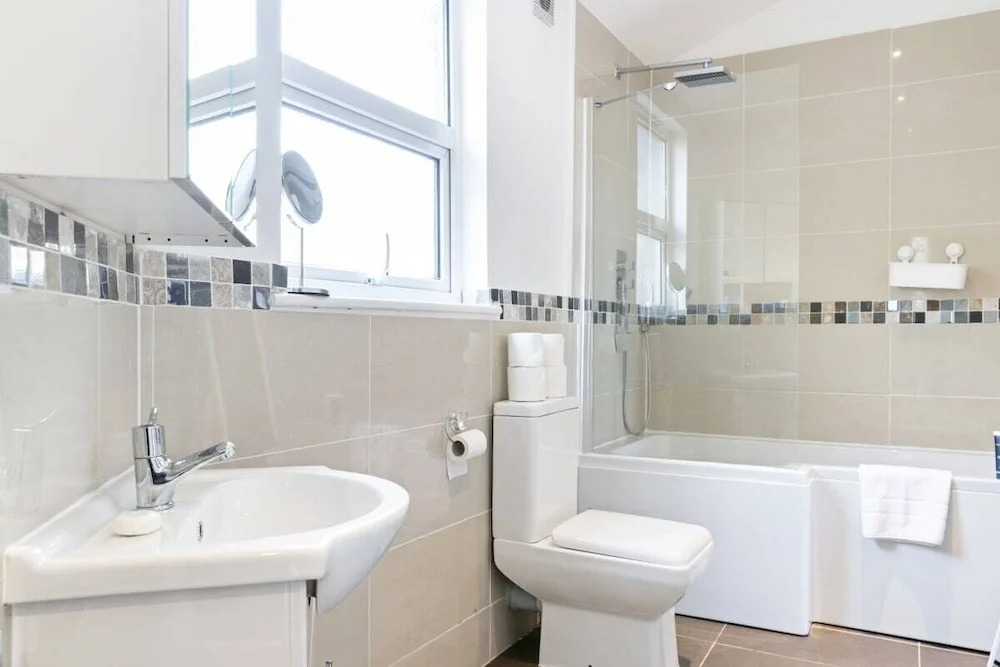 Bright & Cosy Two Bedroom Apt Close to Canning Town Tube