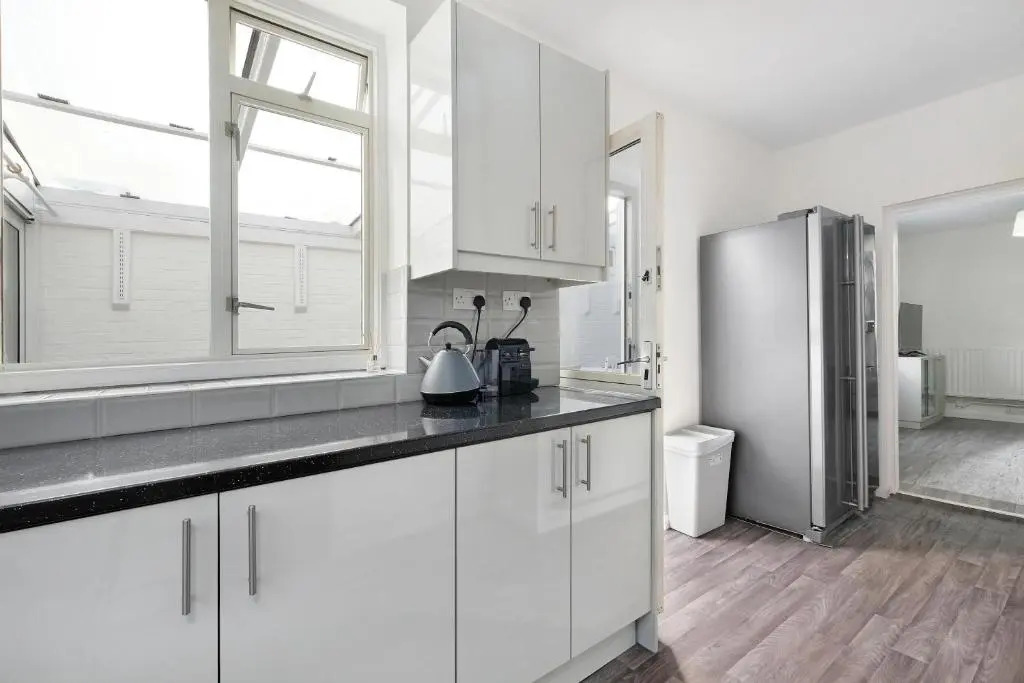 Heathrow Living Stanwell Serviced House 5 bedrooms