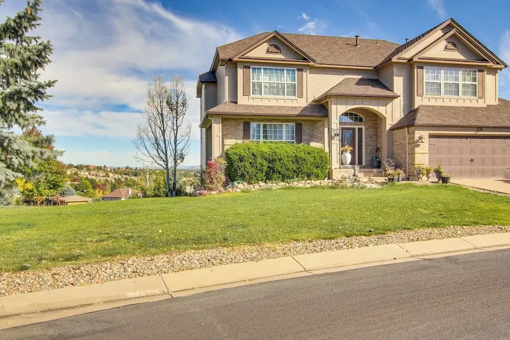 4 Mi to Broadmoor! Apt w/ Movie Theater & Mtn View