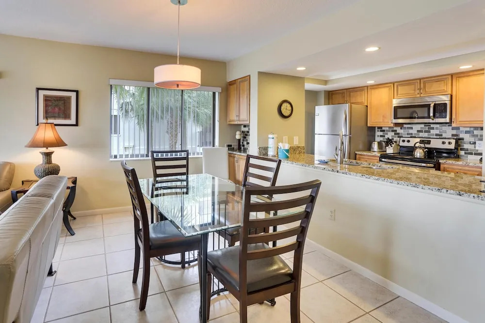 Land's End 206 Building 3 Updated / Bay Views/ End Unit!