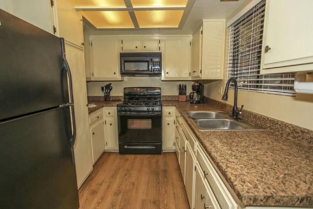 Bear Woods Retreat - High Ceiling's & Wood Finishes. Play Pool With Your Family And Friends! 3 Bedroom Home