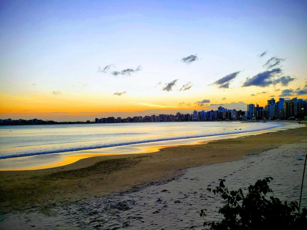 Apto 3 qts Praia do Morro wifi 300Mb netflix vista de frente para o mar 2vagas garagem